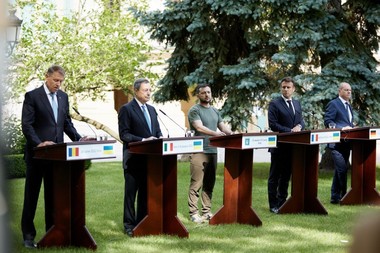 „Purtaţi costum, nu verde ca Zelenski”. Ce li se recomandă oficialilor europeni şi ce instrucţiuni li se dau înainte de a pleca spre Kiev pentru summitul UE-Ucraina
