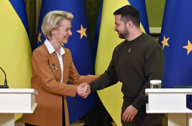 Zelenski cere UE, la o reuniune la Kiev, să impună Rusiei măsuri punitive suplimentare şi anunţă că a discutat cu von der Leyen a zecea serie de sancţiuni. Putin ”încearcă să nege existenţa Ucrainei, dar ceea ce riscă, în schimb, este viitorul Rusiei”, ameninţă von der Leyen
