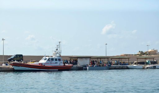 Opt imigranţi au fost găsiţi morţi la bordul unei ambarcaţiuni în Marea Mediterană