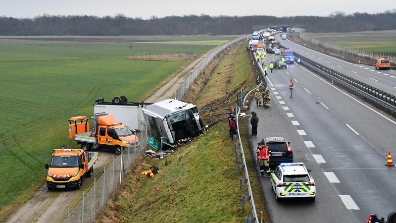 UPDATE - Un autocar românesc s-a răsturnat în Slovenia, trei pasageri au murit / Persoanele decedate sunt doi bărbaţi şi o femeie / Şoferii sunt teferi şi sunt verificaţi - presă