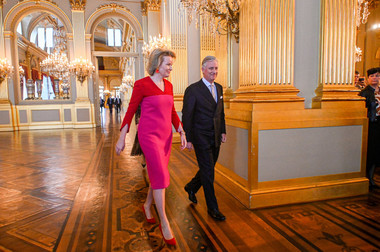 Lipsă de bun gust sau alegere îndrăzneaţă? O rochie purtată de Regina Mathilde a Belgiei, motiv de dezbatere în presa internaţională