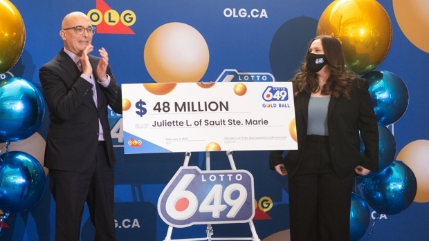 Canada: La doar 18 ani, Juliette Lamour, a câştigat marele premiu la loto, după ce a jucat pentru prima oară. Ce intenţionează să facă cu cele 48 de milioane de dolari canadieni