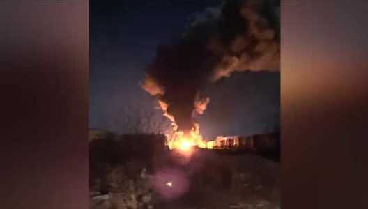 SUA: Un tren care transporta o substanţă chimică a deraiat şi a provocat un incendiu uriaş - VIDEO