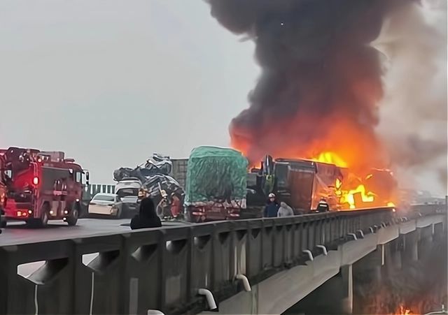 China: 16 persoane au murit şi alte zeci au fost rănite, după un accident în lanţ pe o autostradă