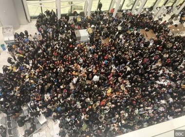 Cutremur în Turcia - Sute de persoane se înghesuie în zona aeroportului din Istanbul