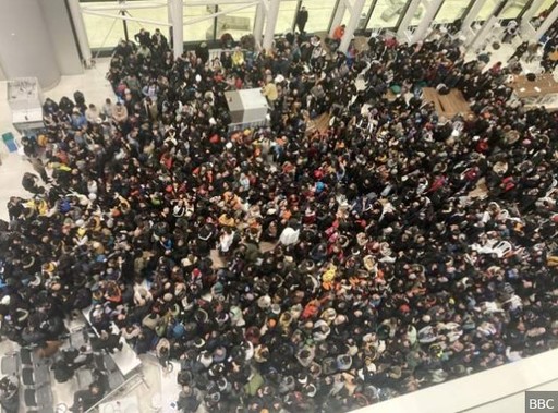 Cutremur în Turcia - Sute de persoane se înghesuie în zona aeroportului din Istanbul