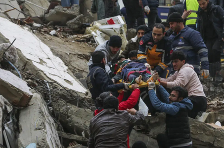 UPDATE - Cutremur devastator: Bilanţul morţilor a depăşit 7.800 de persoane în Turcia şi Siria / Erdogan declară stare de urgenţă pentru trei luni în provinciile calamitate / Sinistraţii vor fi cazaţi în hoteluri din Antalya