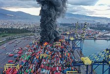 Un incendiu izbucnit în portul turc Iskenderun după cutremurele de luni continuă şi marţi - VIDEO