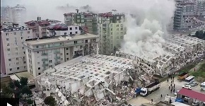 Imagini filmate cu drona arată blocuri dărâmate ca într-un joc de domino în provincia Hatay, acolo unde au fost trimişi salvatorii români şi unde furia supravieţuitorilor creşte -VIDEO
