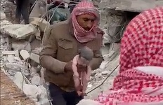 O femeie a născut în timp ce era îngropată sub dărâmături în Siria. Nou-născutul a fost salvat, dar mama a murit - VIDEO