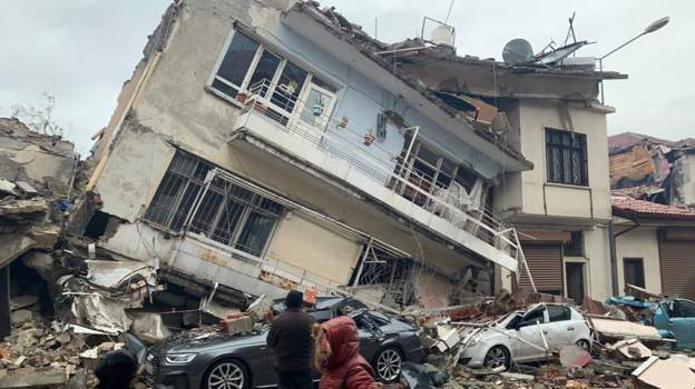 Turcia: Strigăte rămase fără răspuns de sub ruine, în aşteptarea salvatorilor /"Oamenii îmi trimit mesaje vocale de sub dărâmături", povesteşte un jurnalist