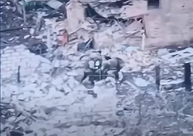 The Guardian: Luptători Wagner care par să-şi bată cu lopata propriul comandant, surprinşi într-o filmare cu drona - VIDEO