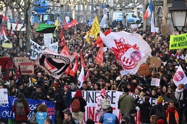 Franţa: Mai puţini manifestanţi şi grevişti în a treia rundă de proteste naţionale faţă de reforma pensiilor. Incidente la Paris - VIDEO