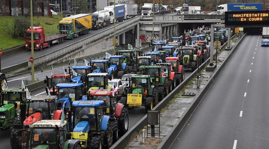 Parisul blocat de 500 de tractoare şi 2.000 de agricultori care protestează faţă de interzicerea neonicotinoizilor în cultivarea sfeclei de zahăr. Ambuteiaje totale de 350 de kilometri în Île-de-France