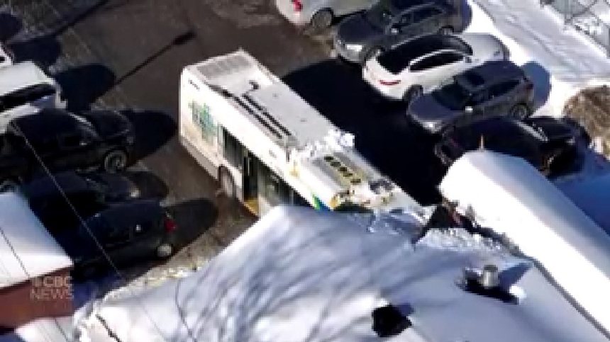Doi copii au murit şi şase au fost răniţi după ce un autobuz a intrat într-o grădiniţă din zona Montreal. Martor ocular: "Şoferul se comporta ciudat, parcă era din altă lume. Şi-a dat jos toate hainele"