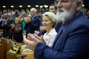 Ovaţionat în picioare la Bruxelles, Zelenski speră să fi convins şi să primească avioane şi o aderare rapidă la UE