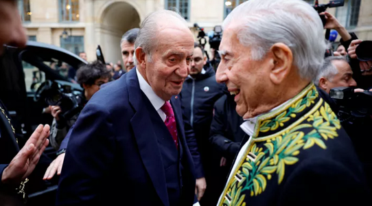Emmanuel Macron îi primeşte pe Juan Carlos şi pe Mario Vargas Llosa la cină