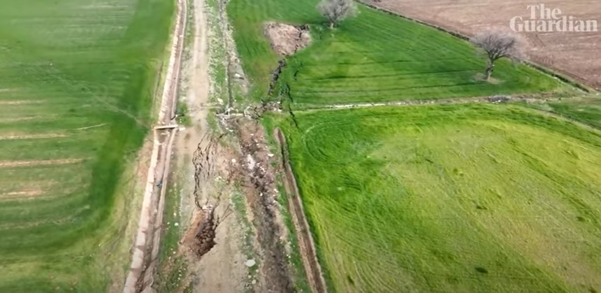 Imagini filmate cu drona arată o fisură uriaşă făcută de cutremur în relieful Turciei, pe kilometri întregi - VIDEO