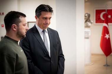 Zelenski: “Împărtăşim durerea poporului turc” / Preşedintele Ucrainei a vizitat ambasada Turciei la Kiev - FOTO, VIDEO
