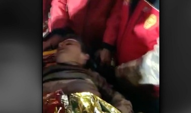 Turcia: Un copil de şase ani a fost salvat după 137 de ore sub dărâmături / La Manisa, un cuplu care s-a căsătorit a donat tot aurul primit – VIDEO
