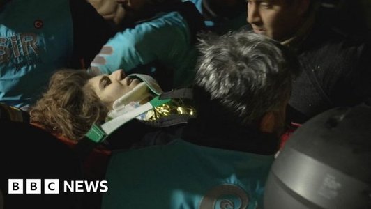 Chiar sunt în viaţă? Salvarea miraculoasă a două surori de sub ruine după cutremurul din Turcia - BBC
