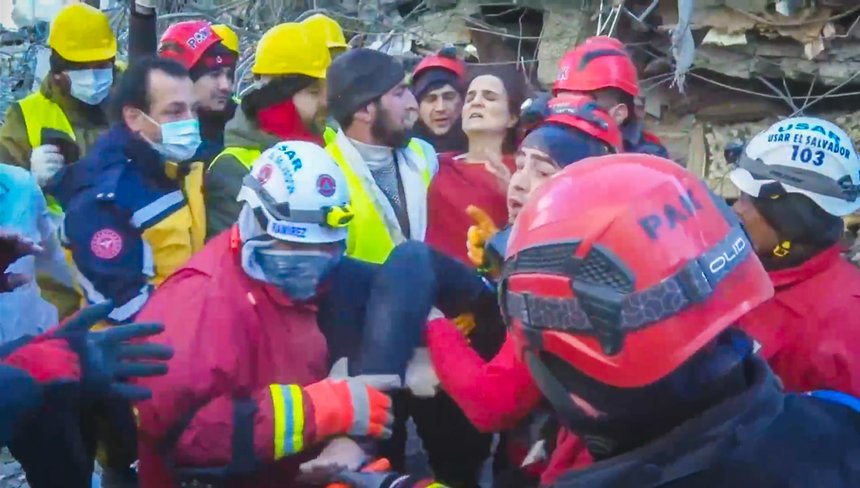 Miracole după dezastru: O femeie şi un copil de cinci ani au fost scoşi în viaţă de sub dărâmături, după aproape o săptămână de la cutremur. Alte cazuri surprinzătoare de oameni salvaţi în Turcia şi Siria - VIDEO