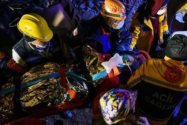 Turcia: O femeie a fost salvată de sub dărâmături după 170 de ore de la cutremur. Bilanţul vieţilor salvate la peste 140 de ore după seism – VIDEO