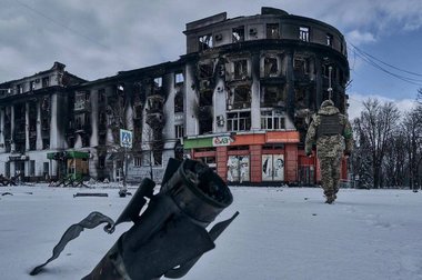 Noua ofensivă majoră a Rusiei a început, potrivit şefului NATO. La Bahmut, poziţiile ucrainene au fost fortificate, iar în oraş nu mai au voie să intre decât militarii