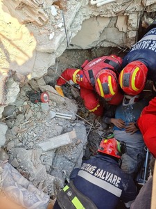Salvatorii de la cutremurul din Turcia găsesc supravieţuitori "miracol", dar creşte frustrarea