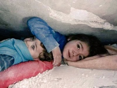 "Scoateţi-mă de aici!" Povestea din spatele unei fotografii devenite virale pe internet după cutremurul din Turcia şi Siria