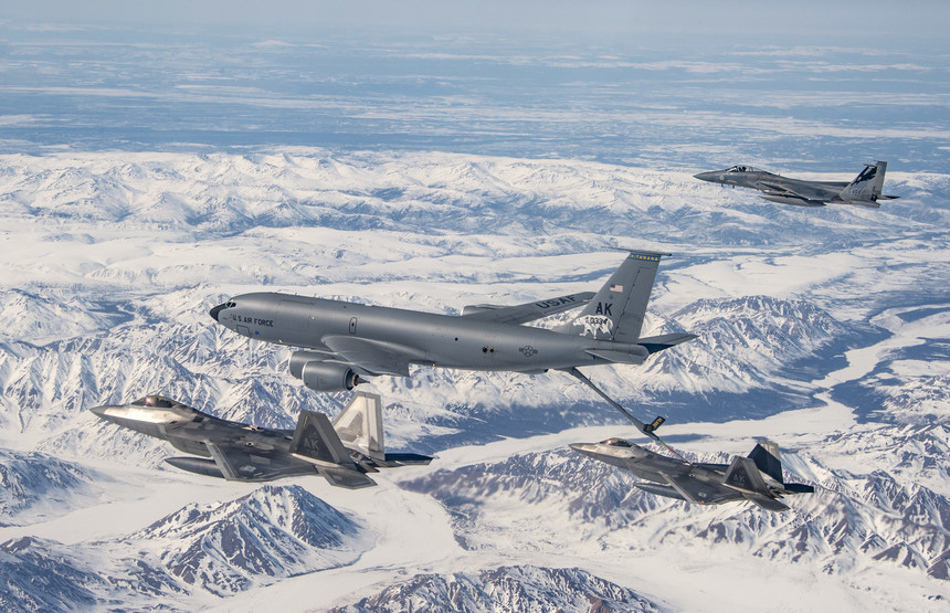 Avioane de vânătoare americane au interceptat patru avioane ruseşti în apropiere de Alaska