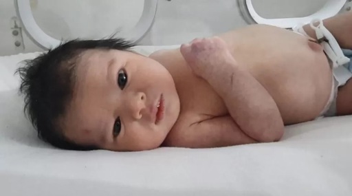 Aya, bebeluşul-miracol al cutemurului din Siria, a fost mutat într-un loc secret din cauza riscului de a fi răpit