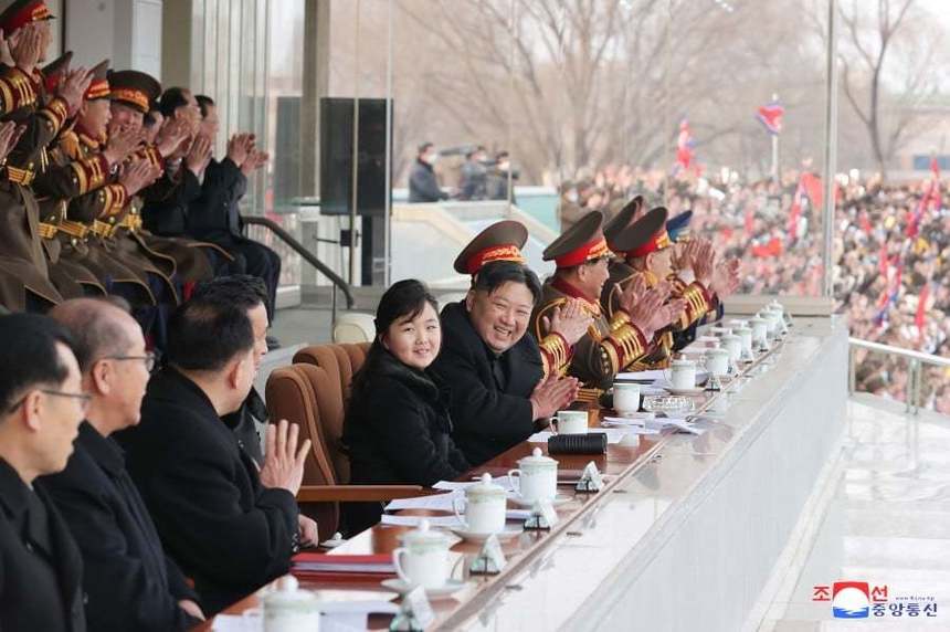 Coreea de Nord: Kim Jong Un şi fiica "preaiubită" au fost prezenţi la un eveniment sportiv - FOTO