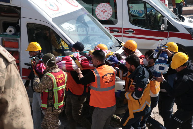 Copil găsit în viaţă după ce a stat 296 de ore sub dărâmături în Turcia. Alţi doi supravieţuitori au fost scoşi în a 13-a zi de la cutremur