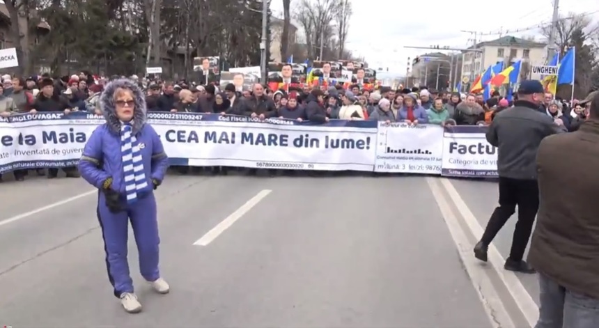 UPDATE: Protestul de la Chişinău s-a încheiat după o oră şi jumătate cu lansarea unor porumbei, fără să fi avut amploarea scontată / După ce au plecat de la miting, manifestanţii s-au distrat dansând în parc - VIDEO
