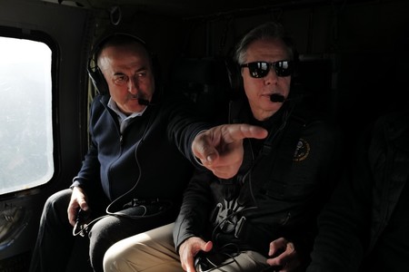 Secretarul american de stat Antony Blinken a văzut din elicopter amploarea dezastrului din Turcia: "Sunt mândru să pot conta pe Turcia ca aliat NATO, iar ei pot conta pe noi să-i ajutăm" - FOTO