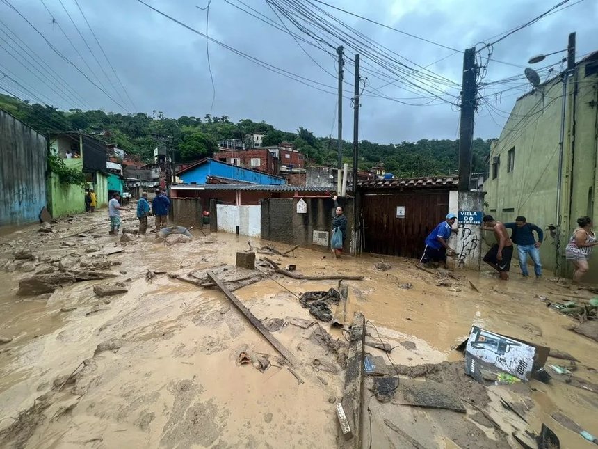 Brazilia: Cel puţin 26 de oameni au murit din inundaţiilor şi alunecărilor de teren