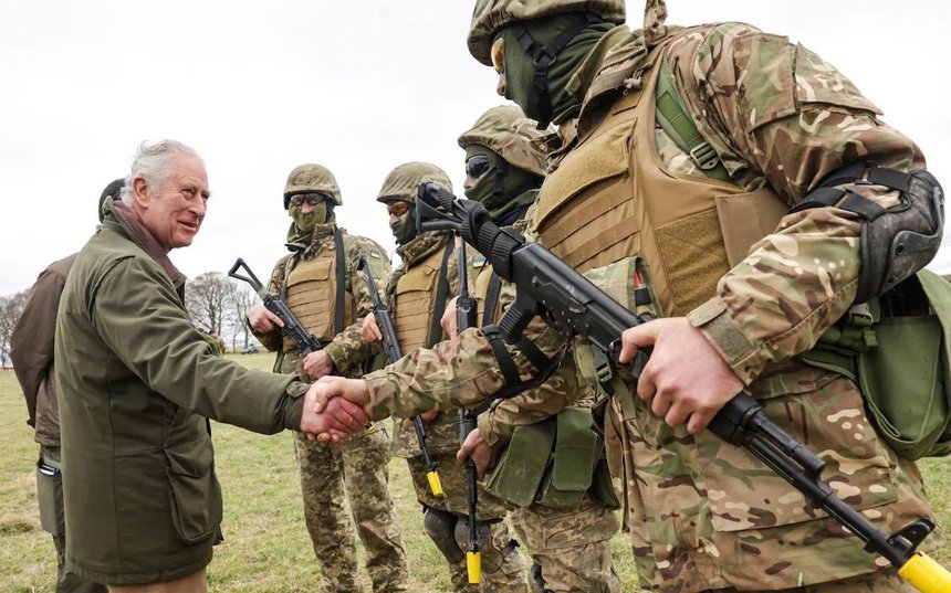 Regele Charles al III-lea i-a vizitat pe soldaţii ucraineni care se antrenează în Marea Britanie - FOTO, VIDEO