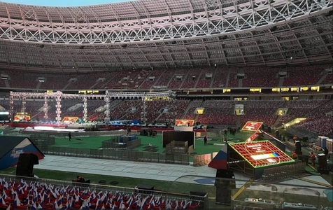 UPDATE: Putin a venit la marele miting-concert de la Moscova, dar a stat foarte puţin. Imediat după aceea stadionul Lujniki a început să se golească - VIDEO, FOTO