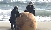 O sferă misterioasă găsită pe o plajă lasă Japonia uimită şi nedumerită - VIDEO