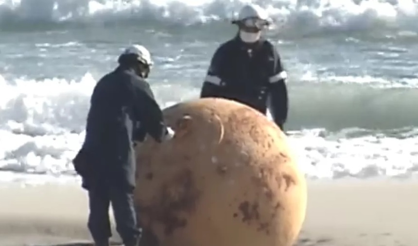 O sferă misterioasă găsită pe o plajă lasă Japonia uimită şi nedumerită - VIDEO
