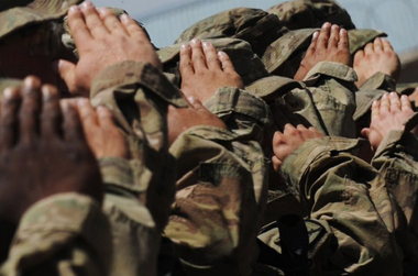 O comisie independentă recomandă armatei americane să limiteze accesul militarilor la arme de foc personale, în cadrul luptei împotriva sinuciderii