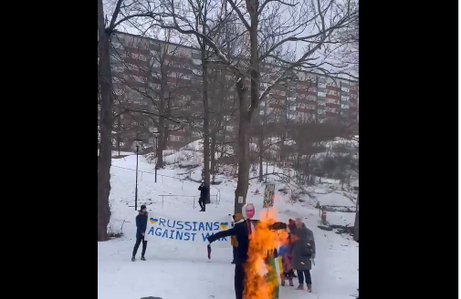Protest inedit în apropierea ambasadei Rusiei la Stockholm: o păpuşă reprezentându-l pe Vladimir Putin a fost arsă. Iniţiatorii, cetăţeni ruşi care nu sunt de acord cu războiul - VIDEO
