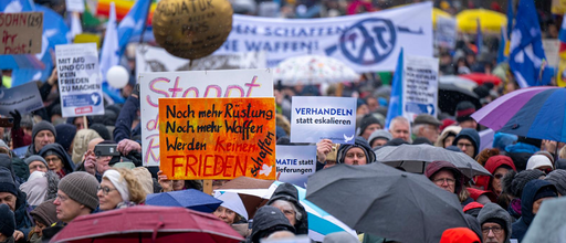 Aproximativ 10.000 de manifestanţi cer, la Berlin, ”diplomaţie în loc de livrarea de arme”, la o manifestaţie ”Ridicarea pentru pace”, extrem de controversată, a extremei stângi şi extremei drepte. Sute de manifestanţi la Paris, în semn de susţinere a Ucrainei