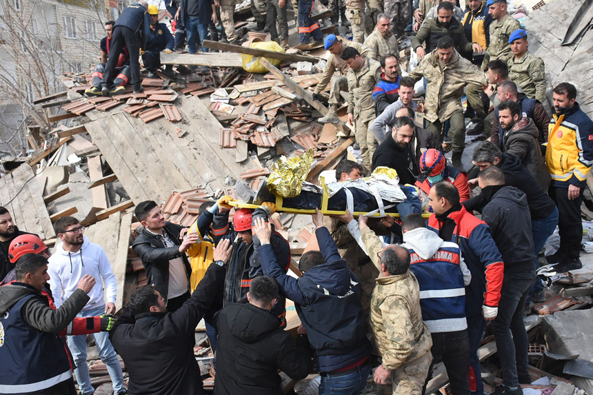 Un nou cutremur în Turcia a ucis o persoană, a rănit câteva zeci şi a provocat prăbuşirea mai multor clădiri - VIDEO