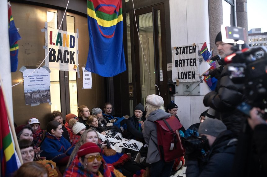 Greta Thunberg alături de alţi activişti au blocat intrările în Ministerul norvegian al Energiei protestând faţă de parcurile eoliene - VIDEO