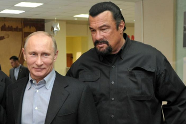 Steven Seagal, decorat de Putin cu ”Ordinul Prieteniei”, pentru ”marea sa contribuţie la dezvoltarea cooperării culturale şi umanitare internaţionale”