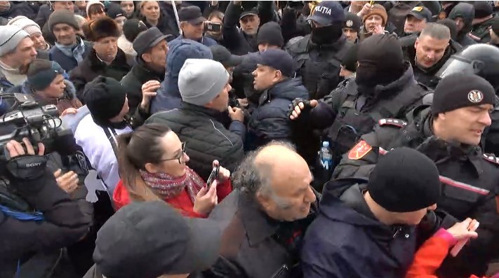 Protest la Chişinău: Susţinătorii lui Ilan Şor au încercat să blocheze intrarea în Capitală şi s-au îmbrâncit cu poliţia în centru / În fruntea coloanelor, erau oameni în uniforme negre pe care scria „Scutul Poporului” - FOTO