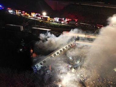 UPDATE - Cel puţin 36 de morţi şi 85 de răniţi după ce două trenuri s-au ciocnit în Grecia / Cele două trenuri circulau pe aceeaşi cale ferată când s-au ciocnit / Preşedinta Katerina Sakellaropoulou şi-a întrerupt vizita în R. Moldova   - FOTO / VIDEO