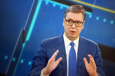 Aleksandăr Vucici le promite sârbilor, după o reuniune de la Bruxelles cu Albin Kurti în care a refuzat să semneze un pact promovat de UE, să nu recunoască niciodată Kosovo. El este dispus să discute alte subiecte, dacă Priştina acordă o autonomie etnicilor sârbi